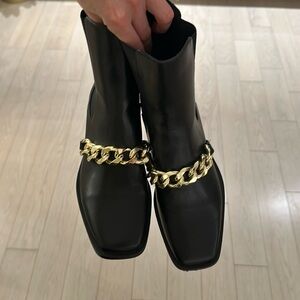 Black bootie’s w gold chain